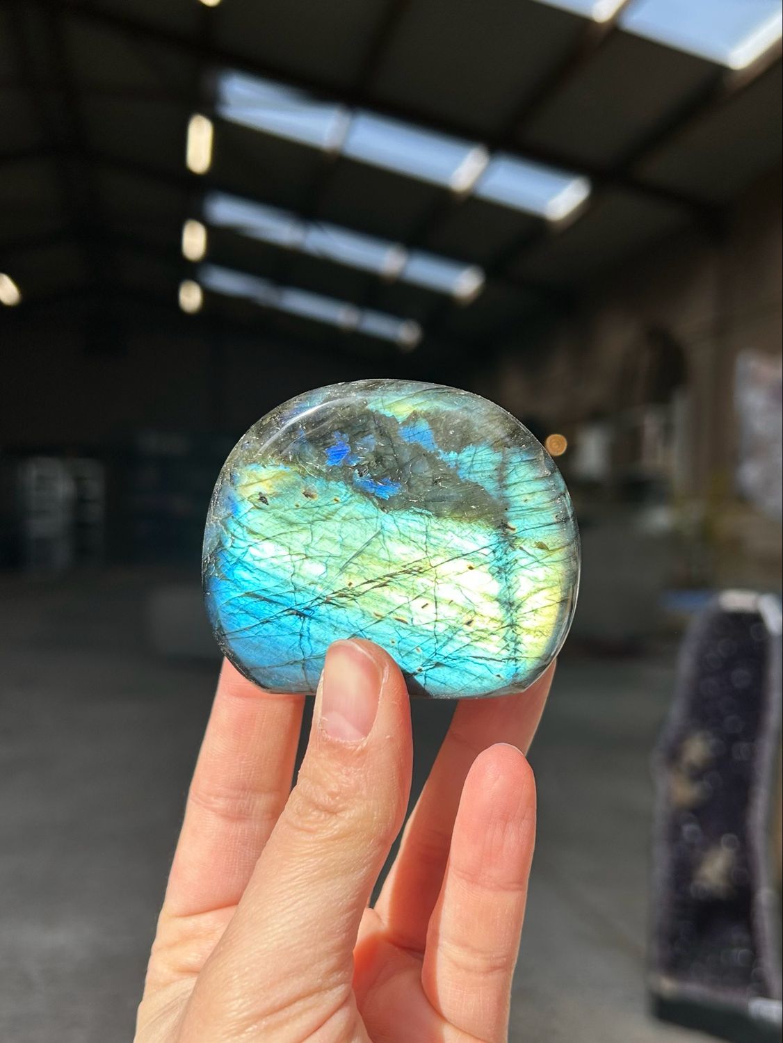 Schattige labradoriet sculptuur Schattige labradoriet sculptuur