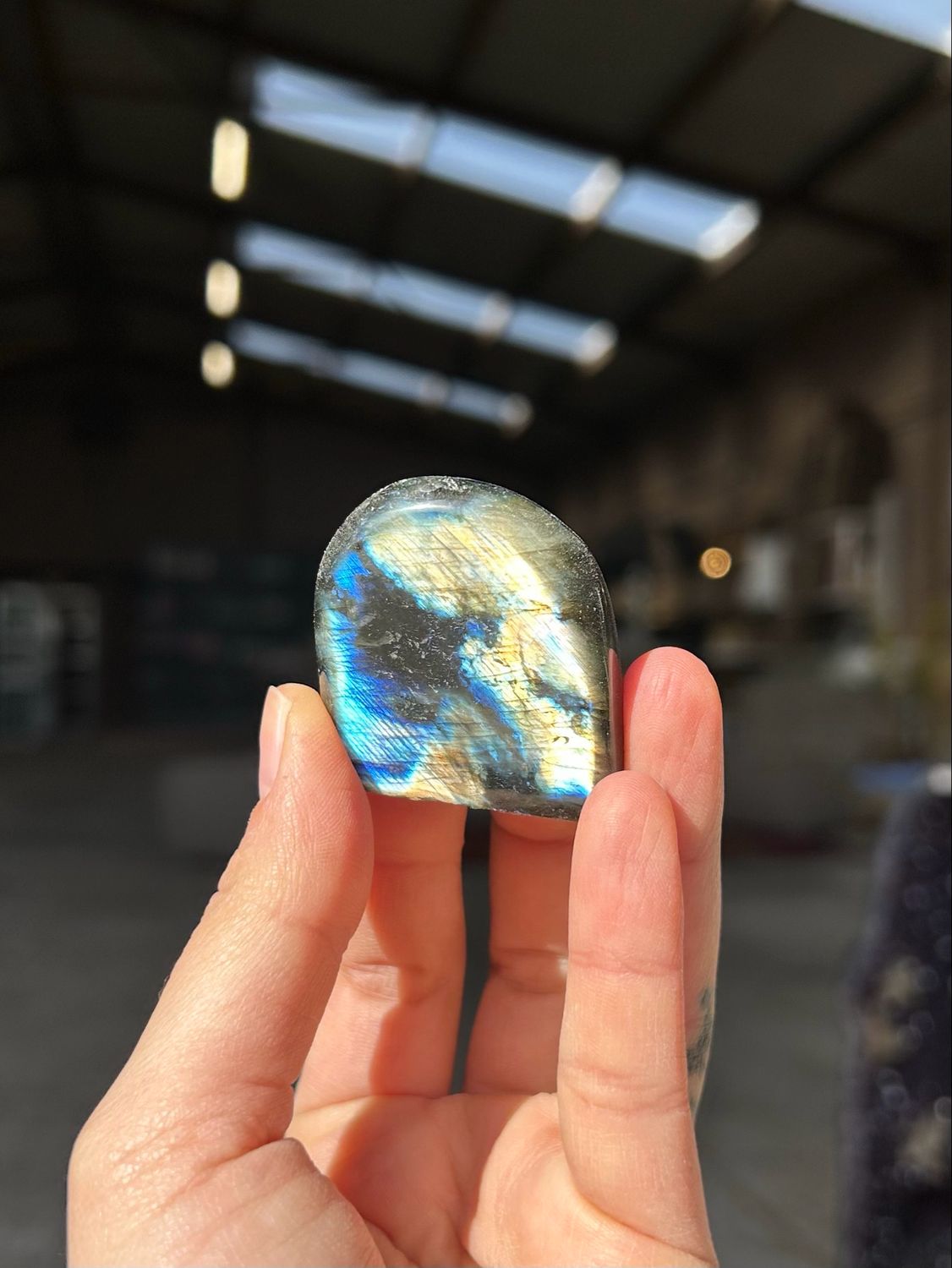 Schattige labradoriet sculptuur Schattige labradoriet sculptuur