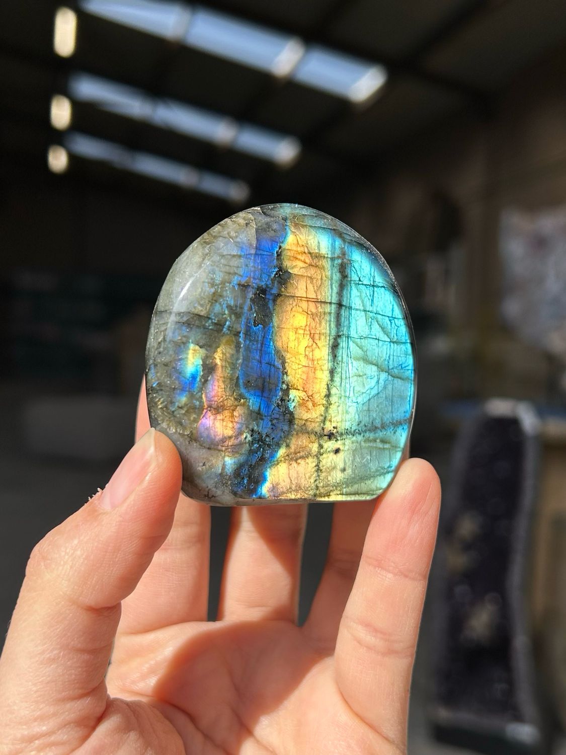 Schattige labradoriet sculptuur