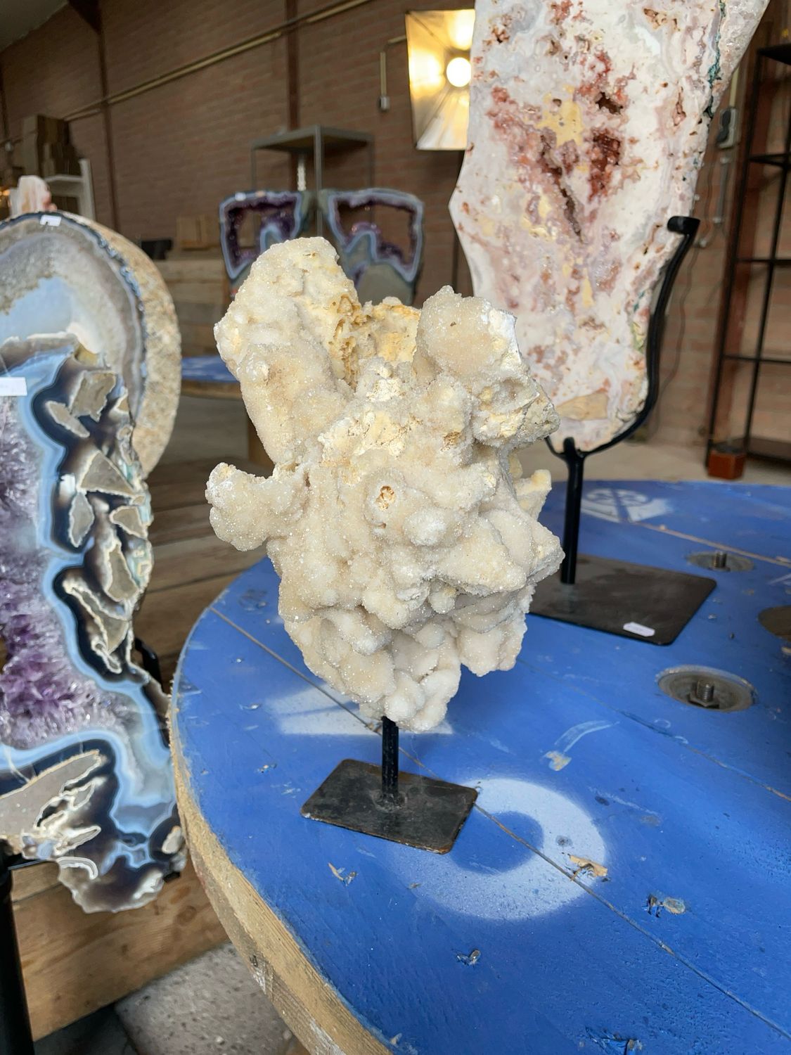 Ruwe calciet op standaard