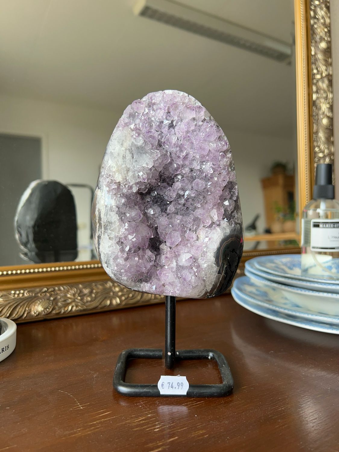 Grote ruwe amethist op standaard