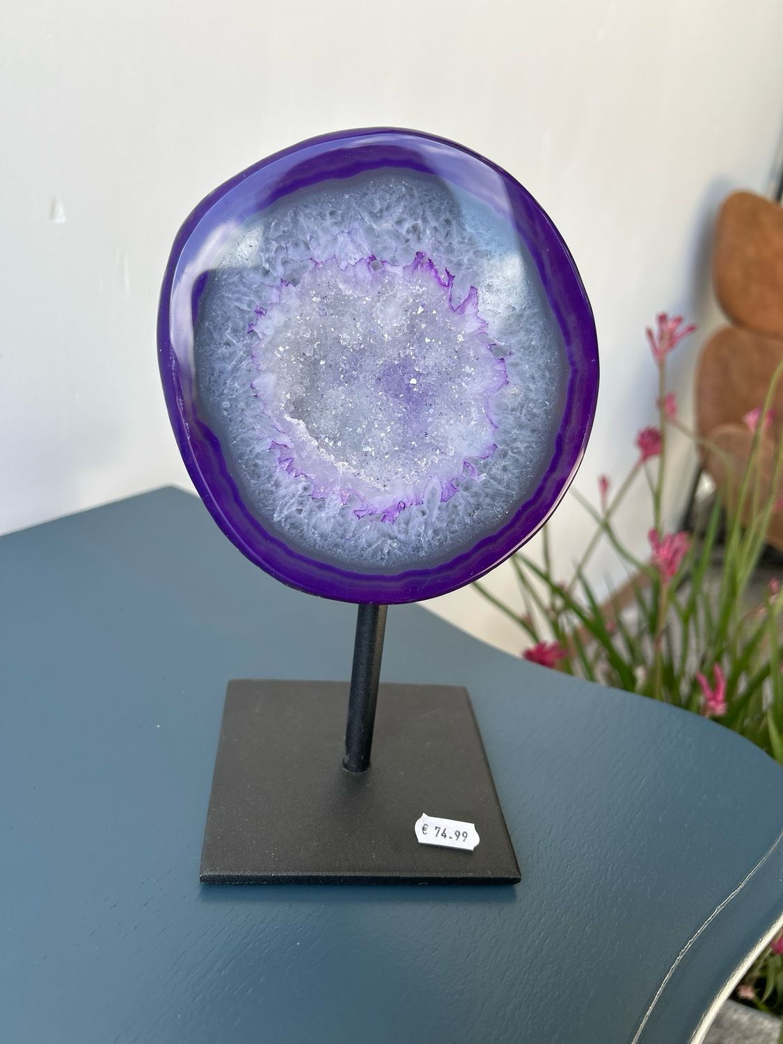 Grote paarse agaat op standaard