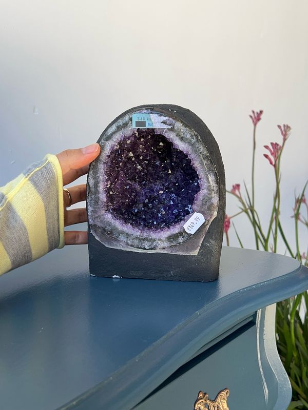 A kwaliteit amethist geode/kathedraal