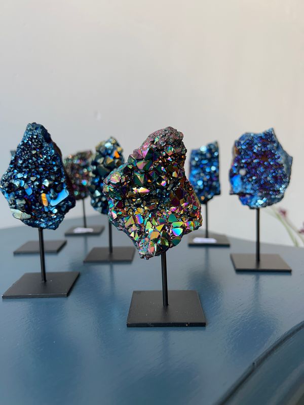 Titanium aura (op amethist) op standaard