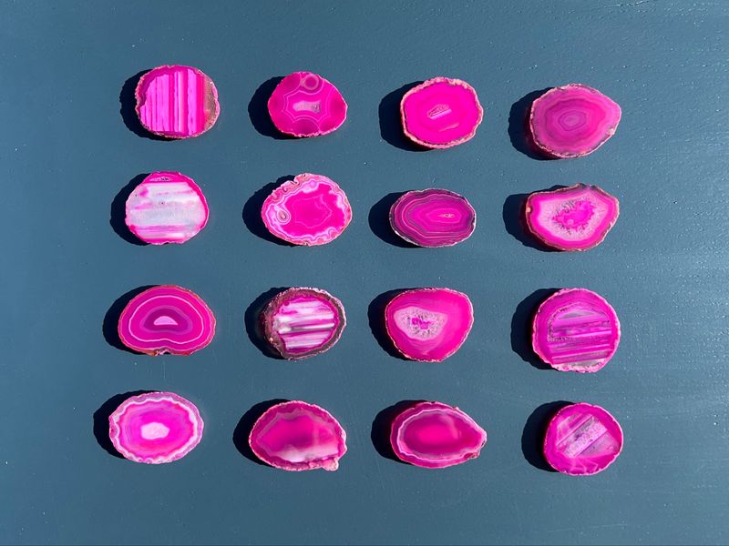 Roze gekleurd agaat magneetje Roze gekleurd agaat magneetje