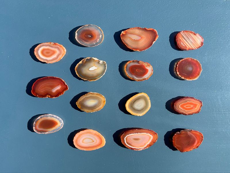 Rood/oranje gekleurd agaat magneetje Rood/oranje gekleurd agaat magneetje