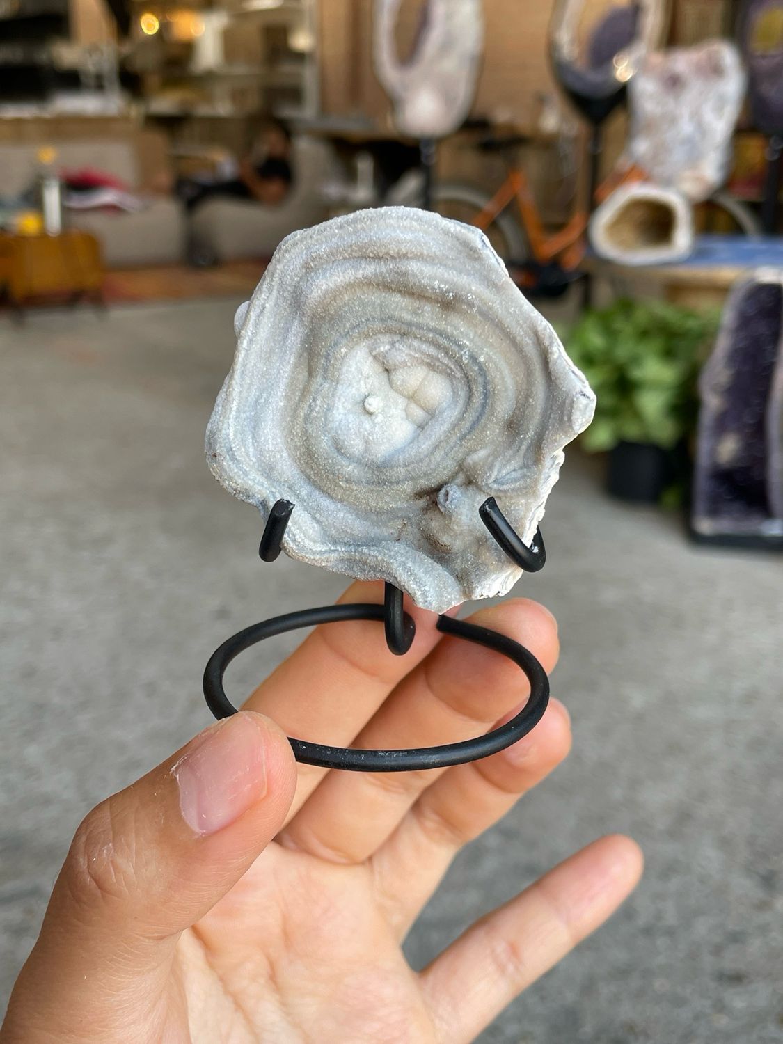 Druzy chalcedoon op standaard Druzy chalcedoon op standaard