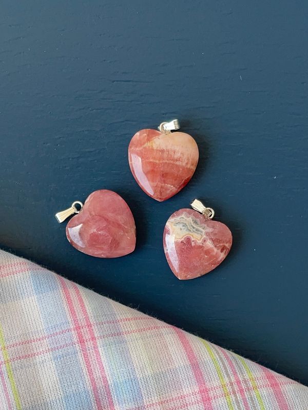 Rhodochrosiet hartjes kettinghanger (2cm) (Emotionele heling & vitaliteit)