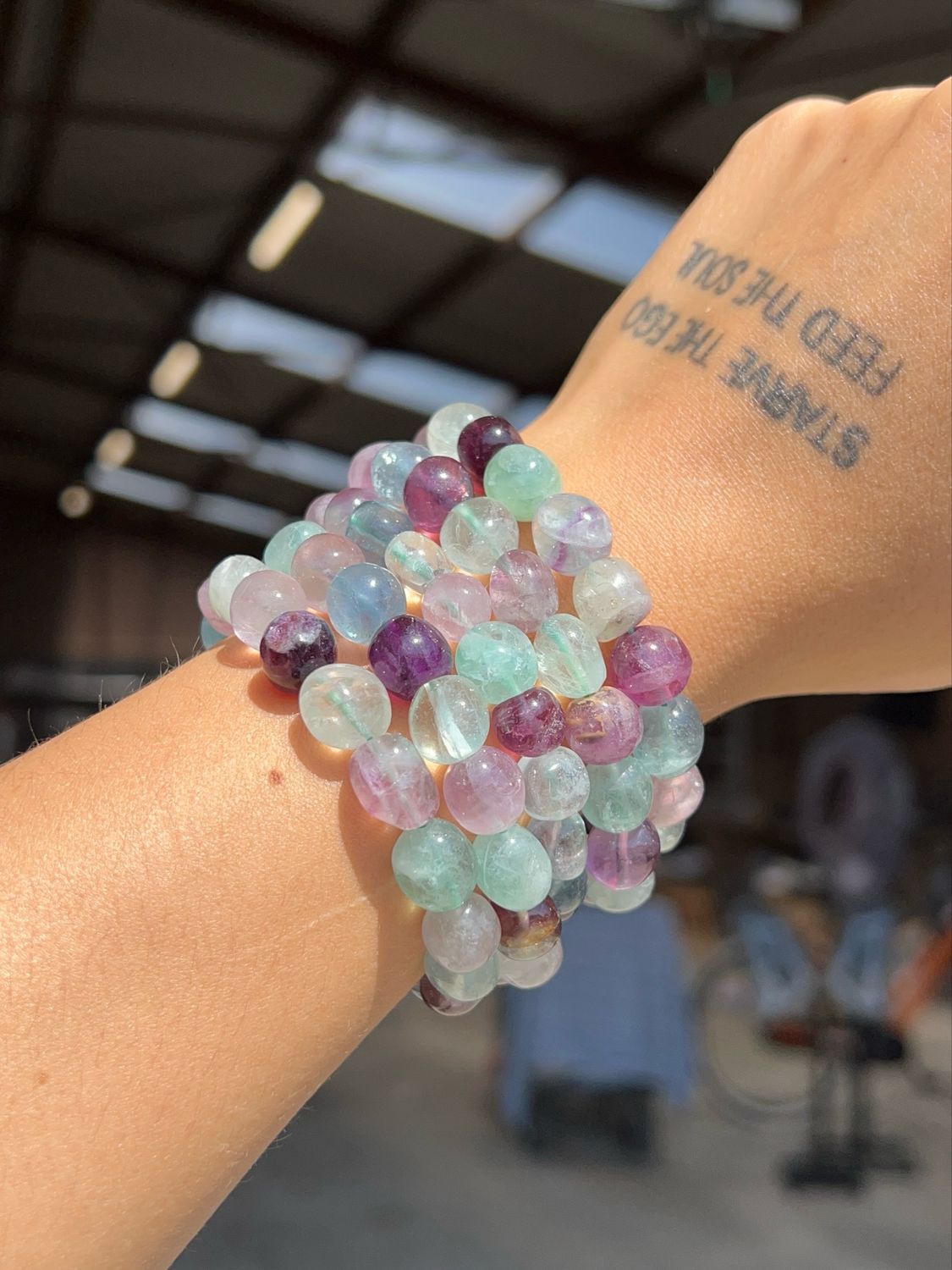 Regenboog fluoriet getrommelde armband