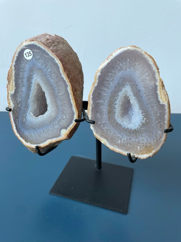 Agaat geode op standaard Agaat geode op standaard