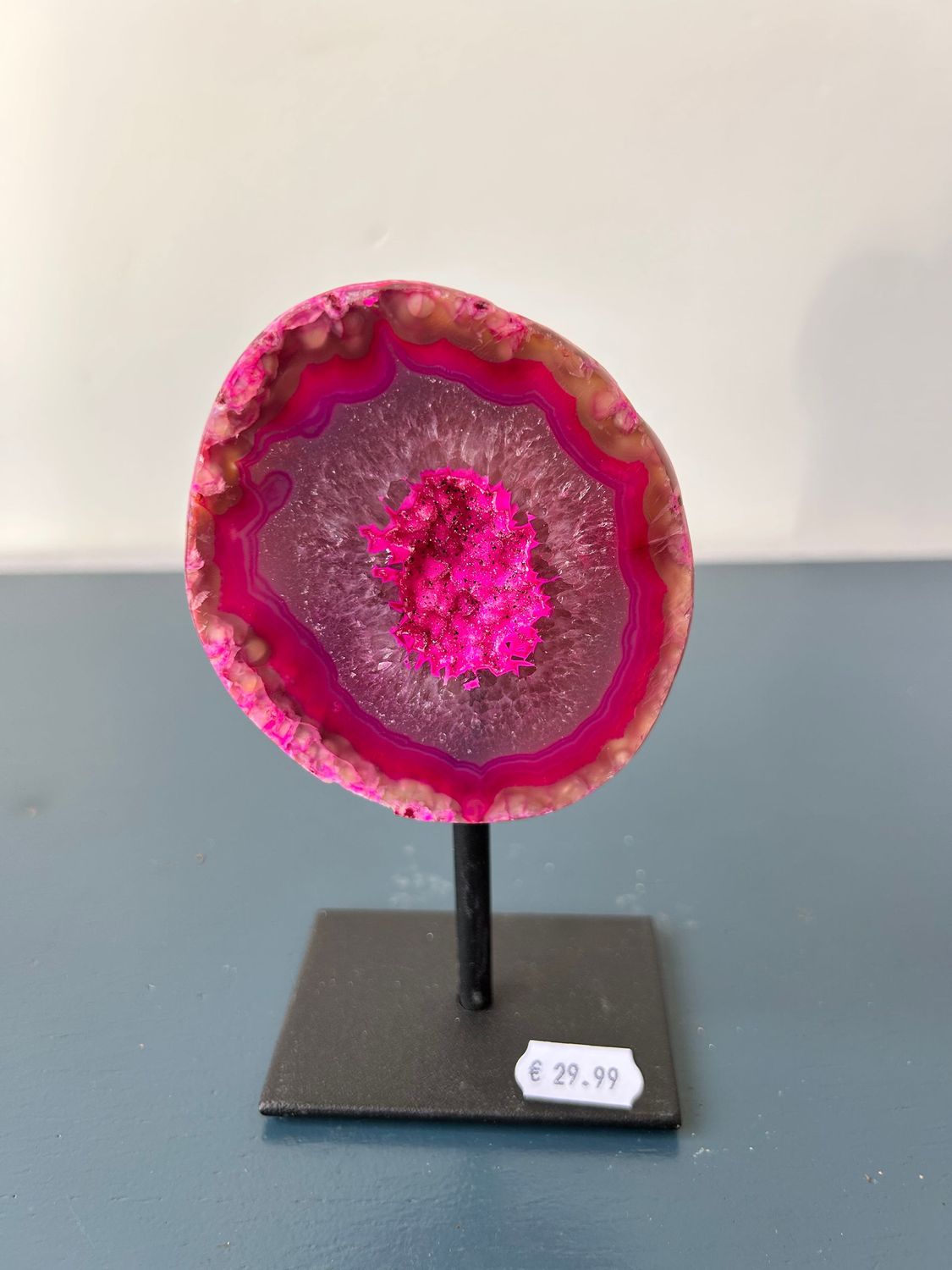 roze agaat op standaard