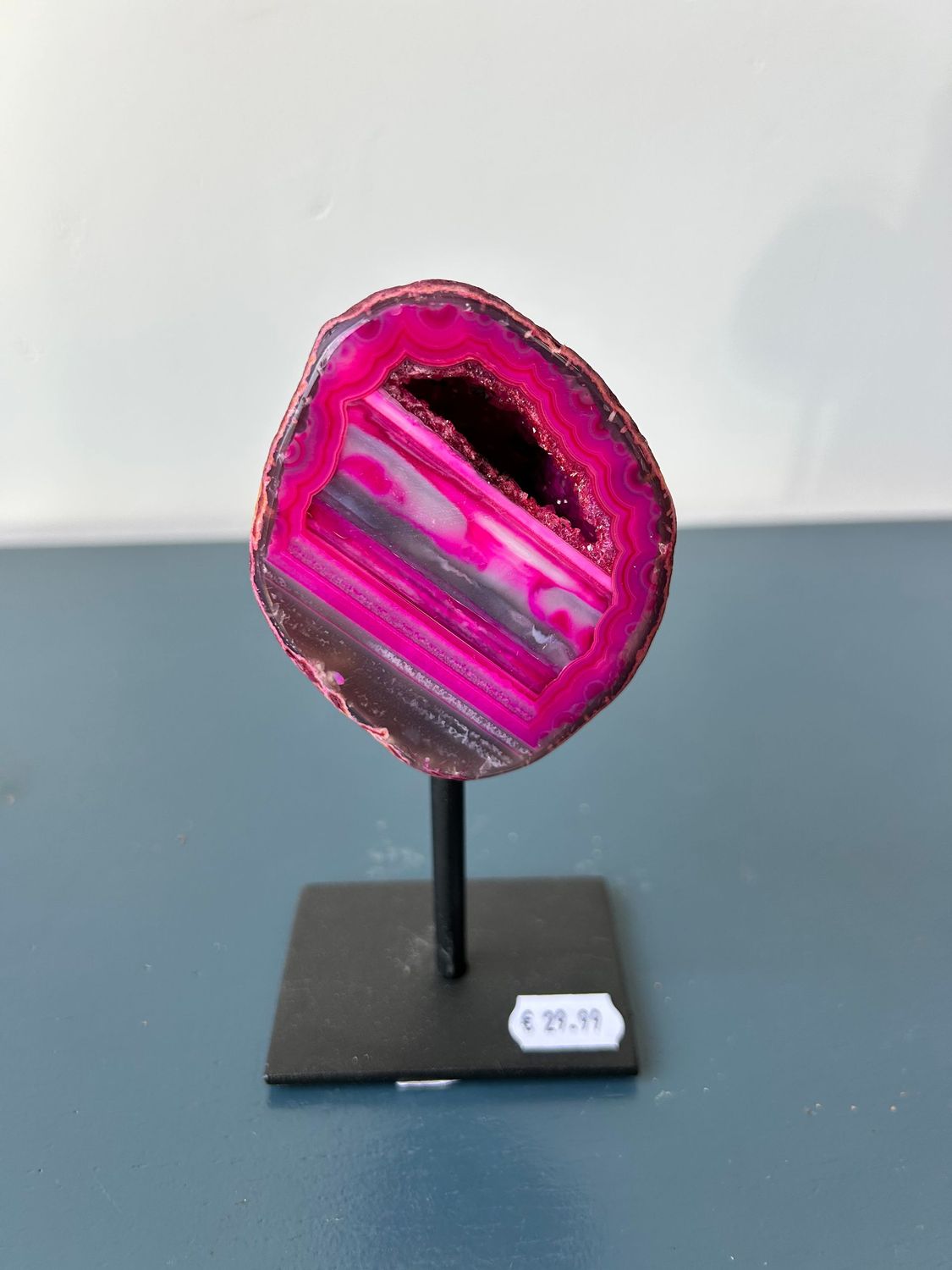 roze agaat op standaard