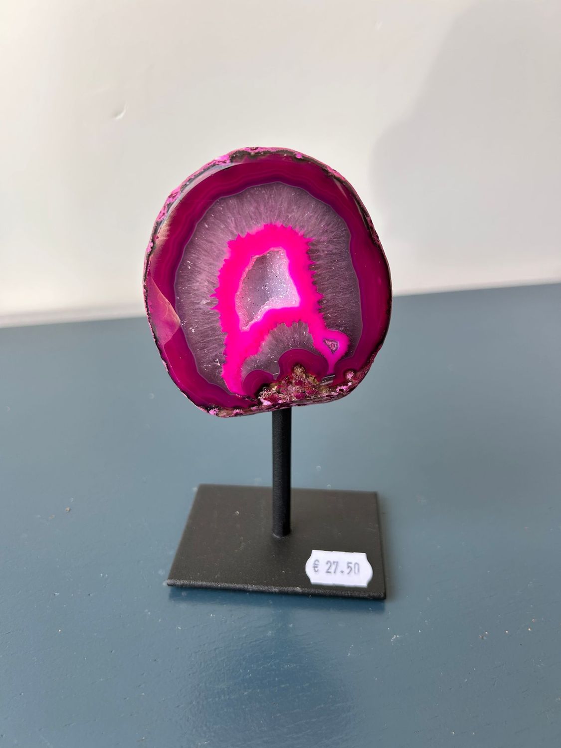 roze agaat op standaard
