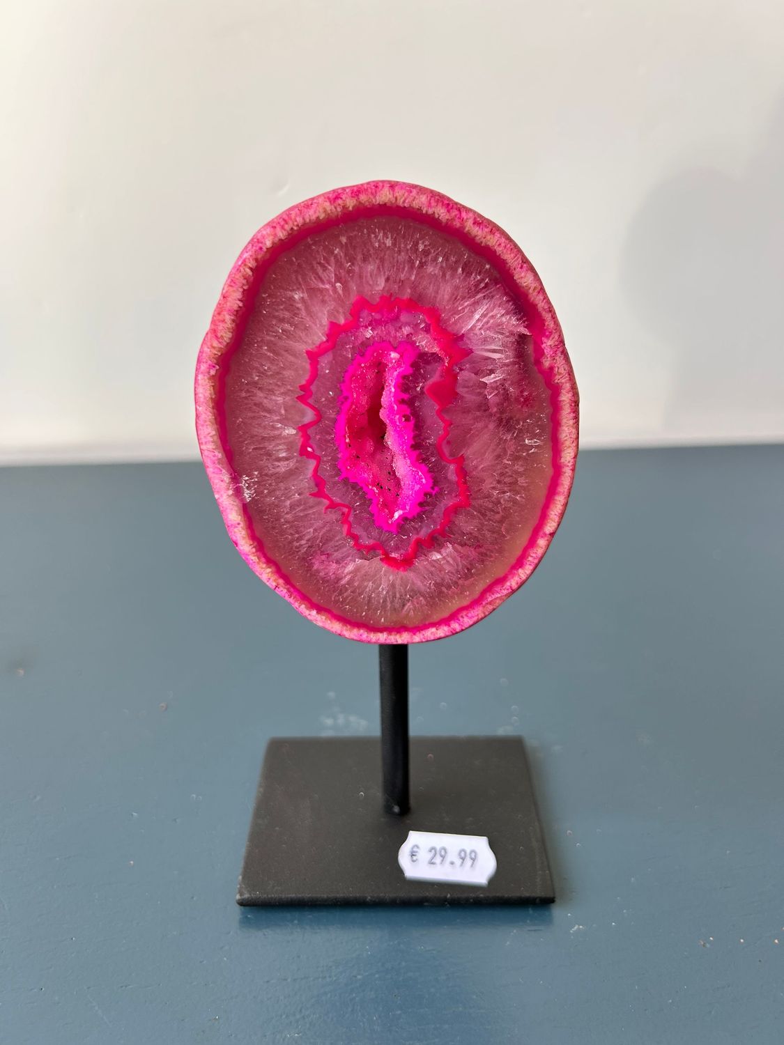 roze agaat op standaard