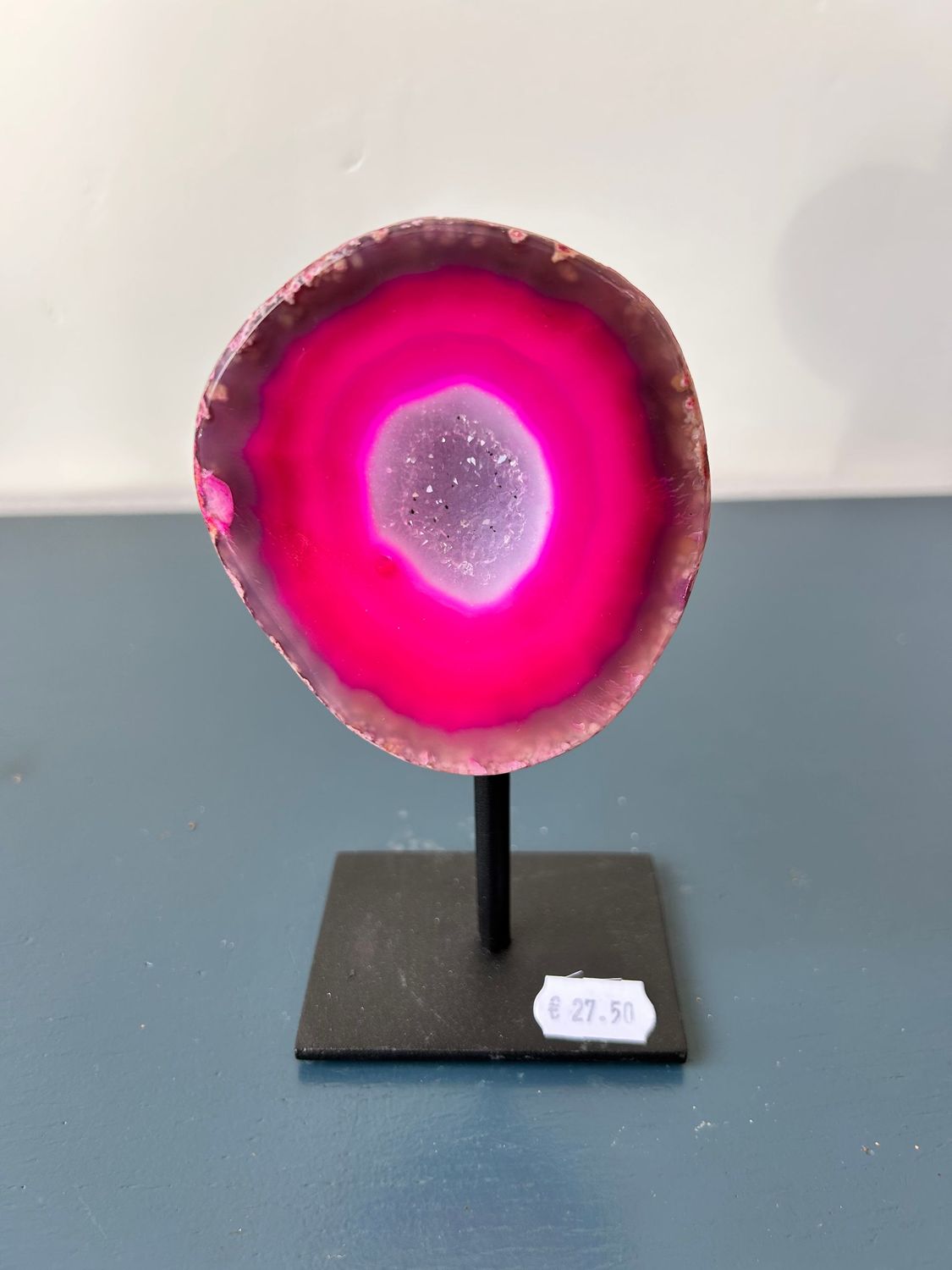 roze agaat op standaard
