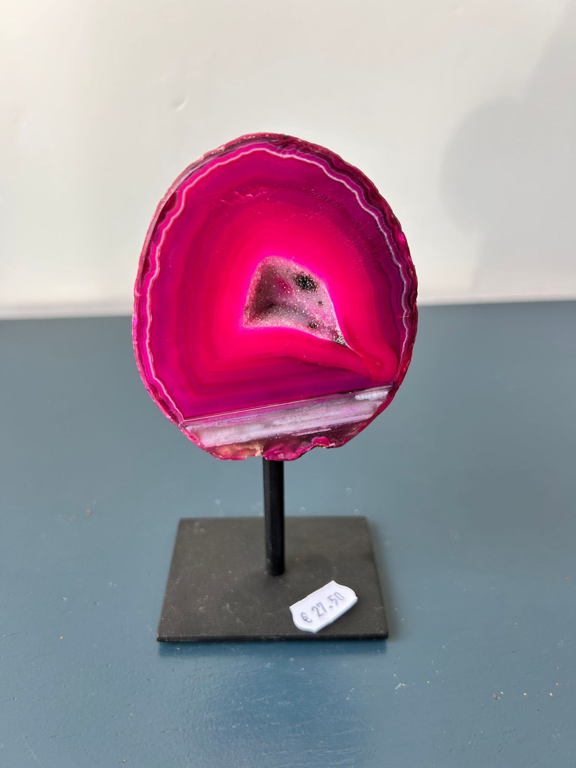roze agaat op standaard