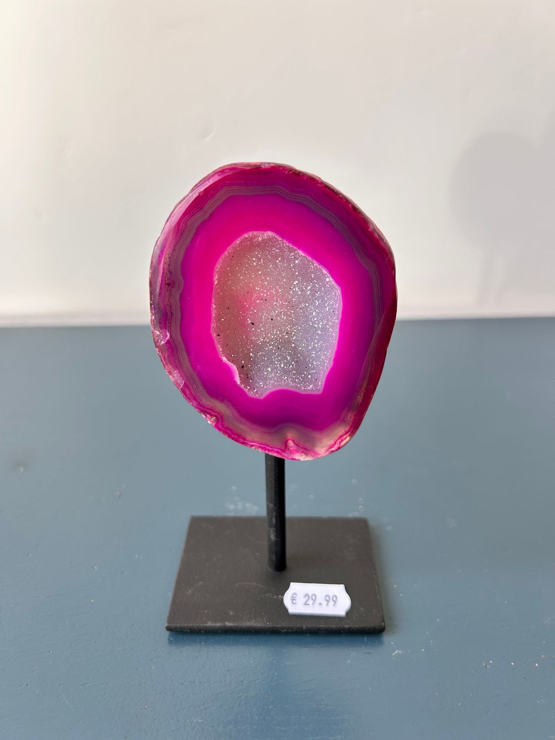 roze agaat op standaard