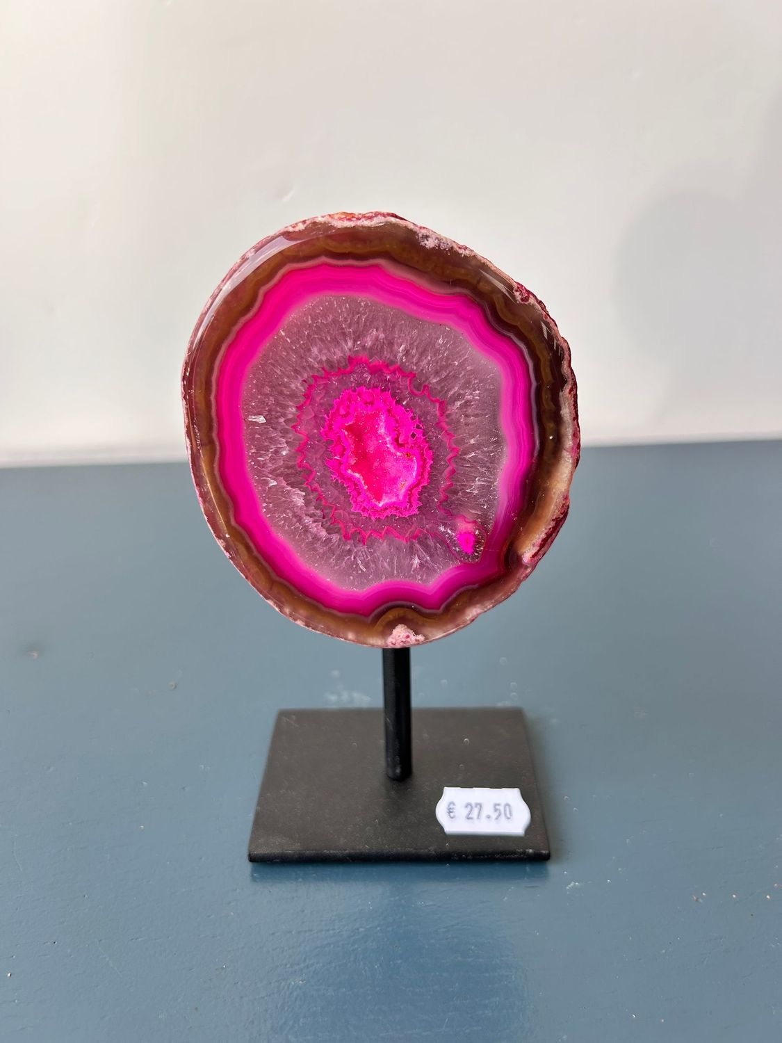 roze agaat op standaard