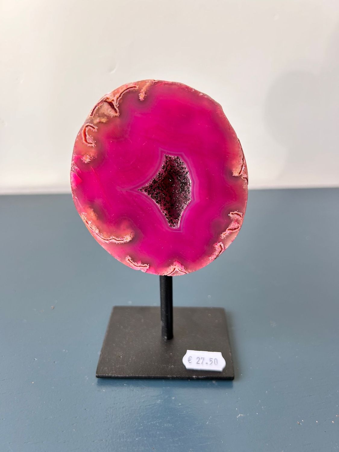 roze agaat op standaard