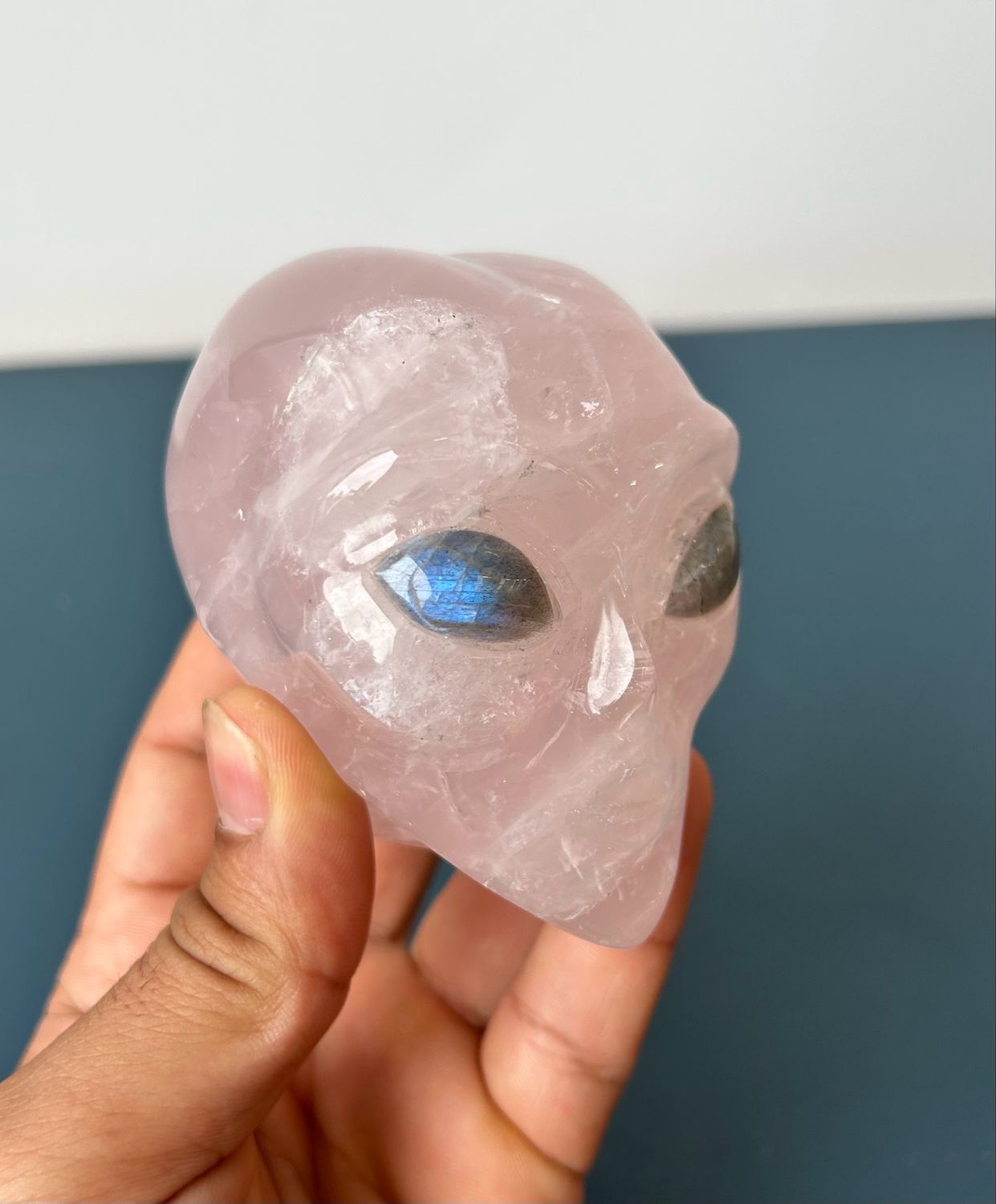 Rozenkwarts Alien carving met labradoriet ogen Rozenkwarts Alien carving met labradoriet ogen