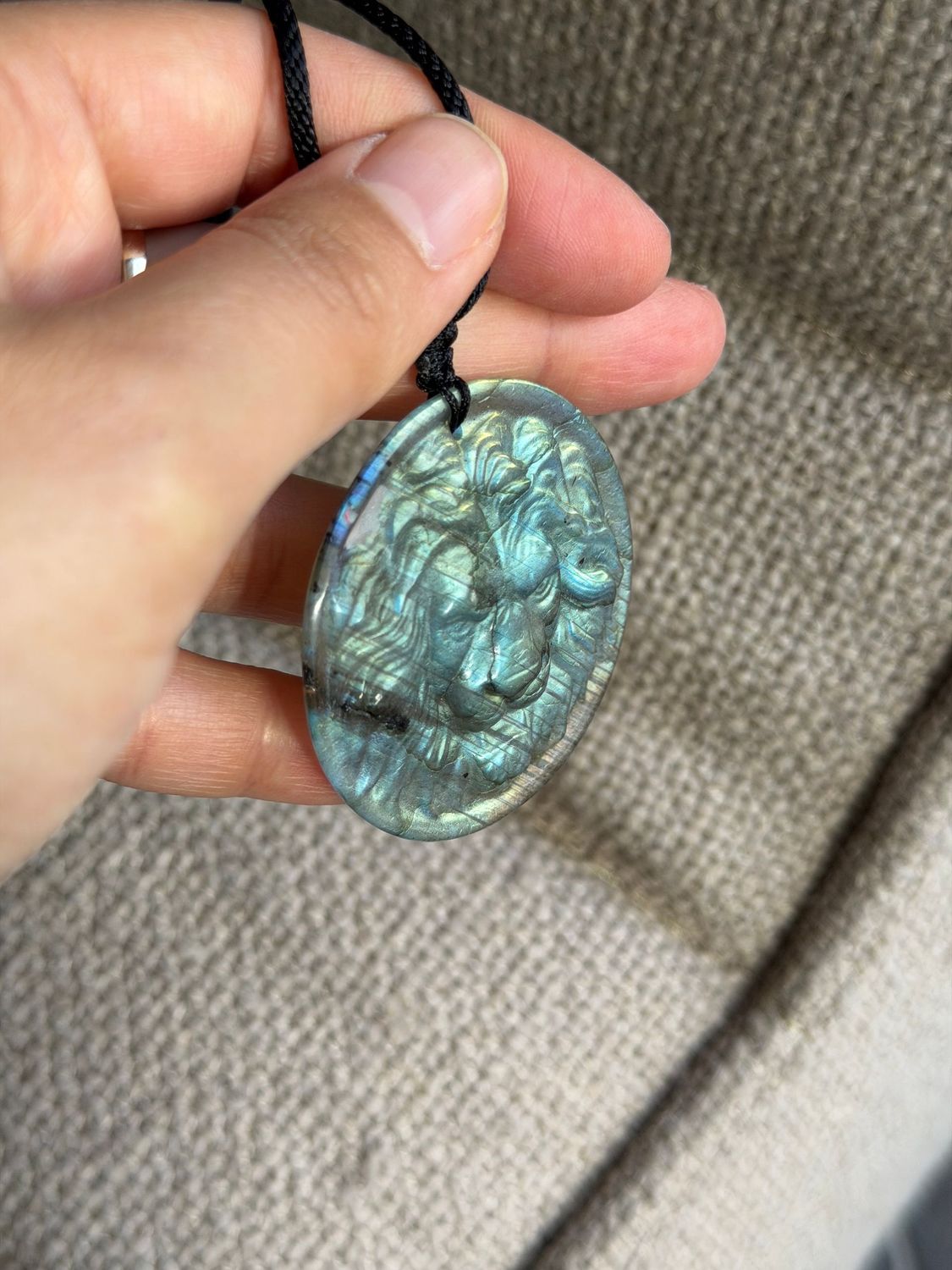 Labradoriet leeuw carving +verstelbare ketting Labradoriet leeuw carving +verstelbare ketting