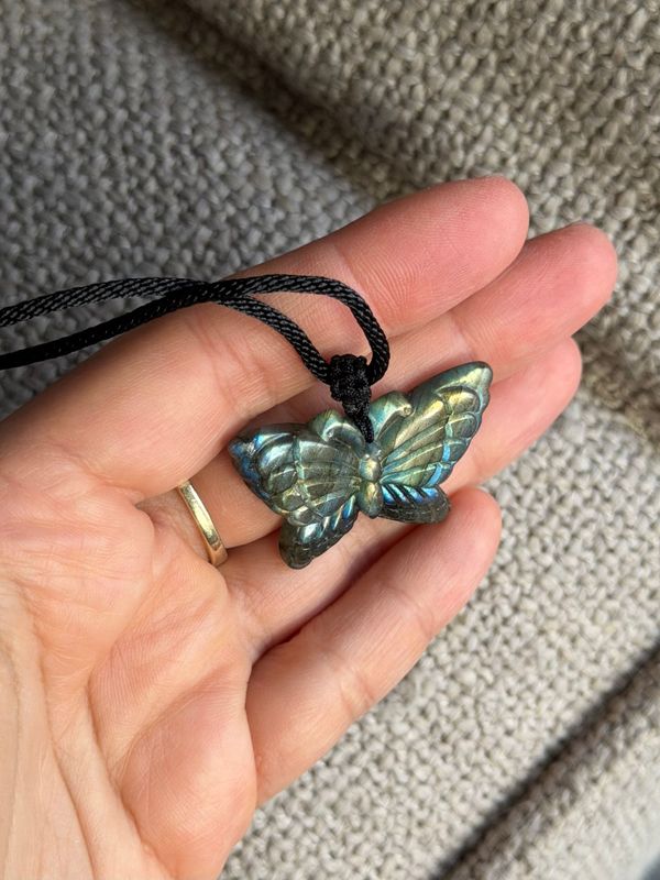 Labradoriet vlinder carving +verstelbare ketting
