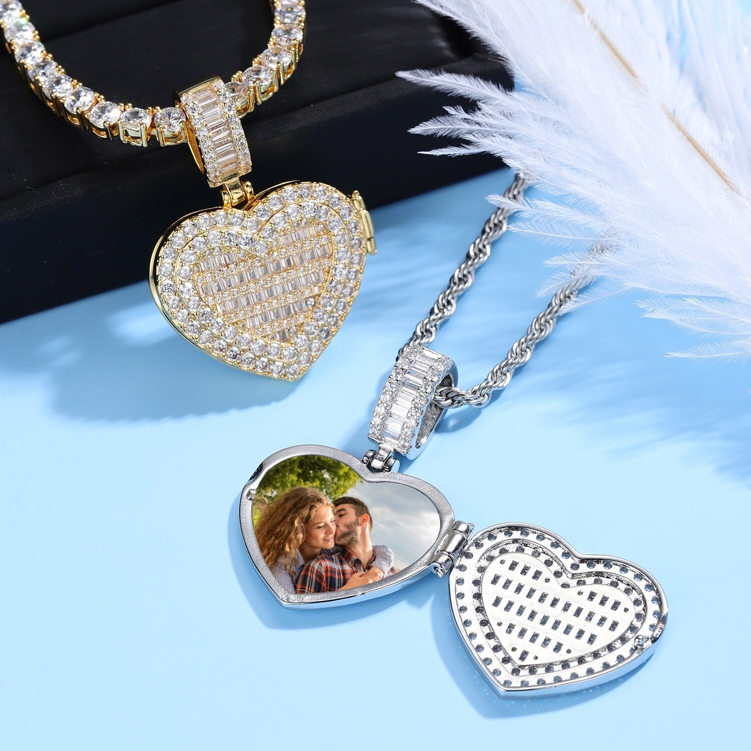 ICY PICTURE LOCKET