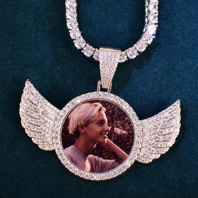 SMALL MEDALLION W/ WINGS