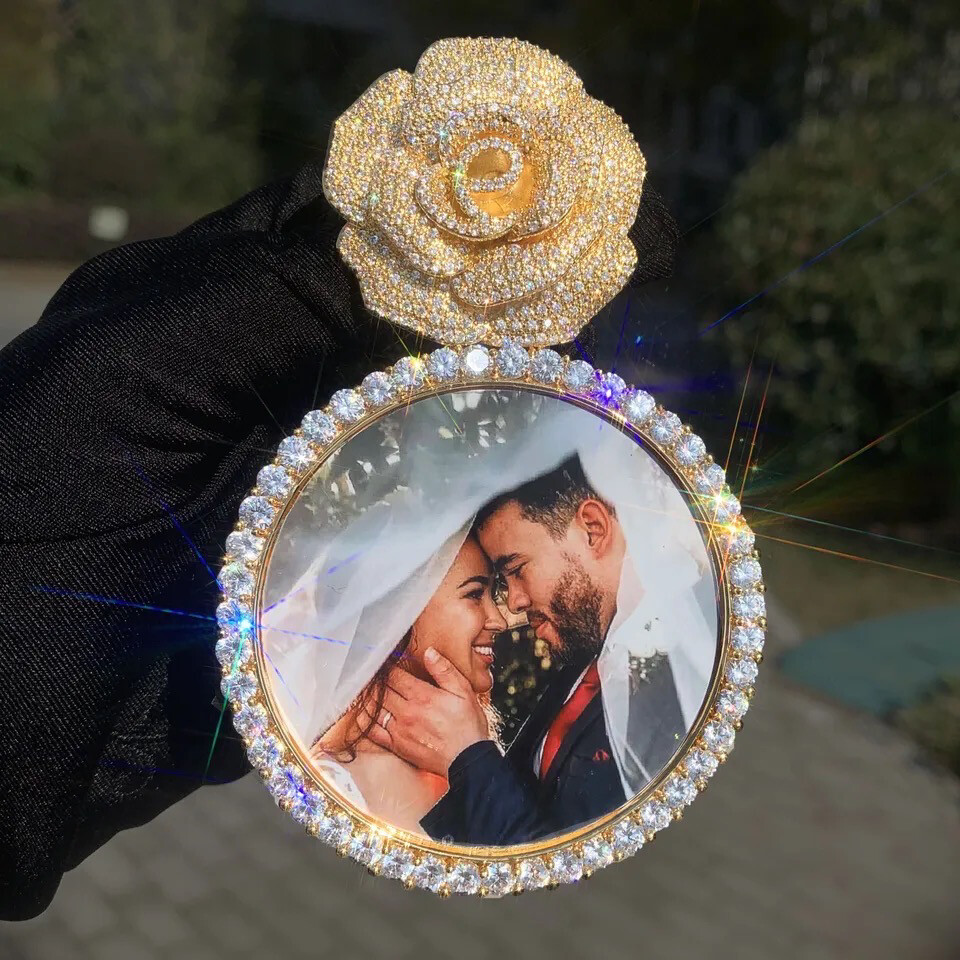 BIG ROSE BAIL MEDALLION