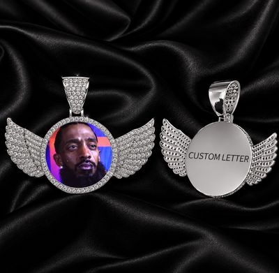SMALL MEDALLION WITH WINGS