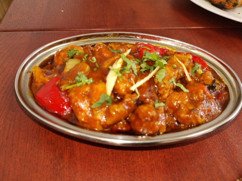 POULET KHUKURI (Poulet sauté avec des oignons ail poivron gingembre et piment)