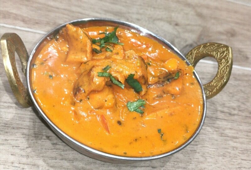 POULET TIKKA MASALA
(Poulet cuit au tandoor avec tomates, beurre et gingembre)