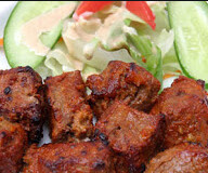 AGNEAU SEKUWA (Dés d’agneau marinés aux épices et grillés avec huile moutarde)