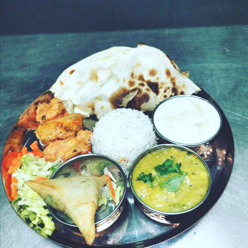 THALI DU MARDI (Uniquement le Midi) (Samossa, Poulet Vindaloo,  riz basmati, cheese nan, dessert kheer