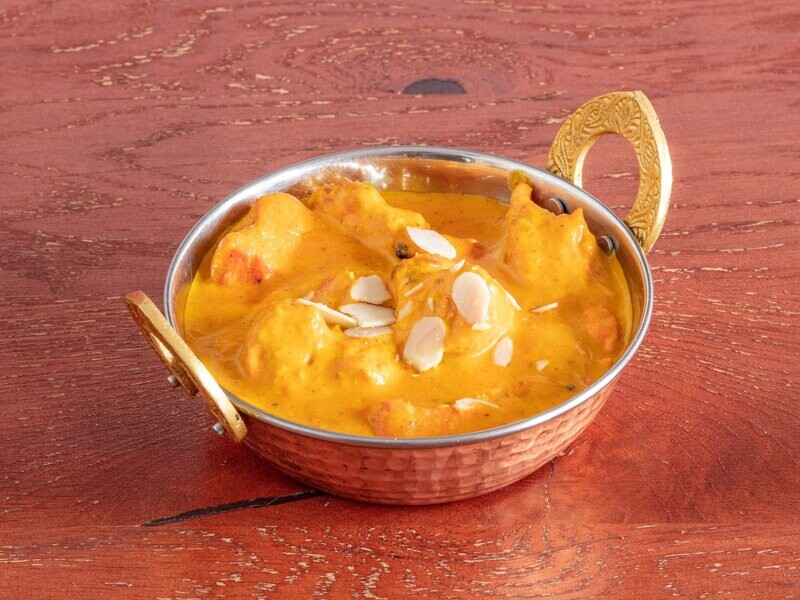 BUTTER CHICKEN (Morceaux de poulet cuits dans une sauce au beurre Avec tomate, crème fraîche et noix de cajou)