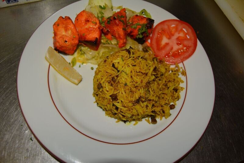 SAUMON TANDOORI (Morceaux de saumon marinés et cuits au tandoor, servi avec du riz pilau)