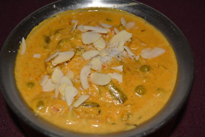 LÉGUMES KORMA (légumes avec une sauce à base de crème fraîche et amandes)
