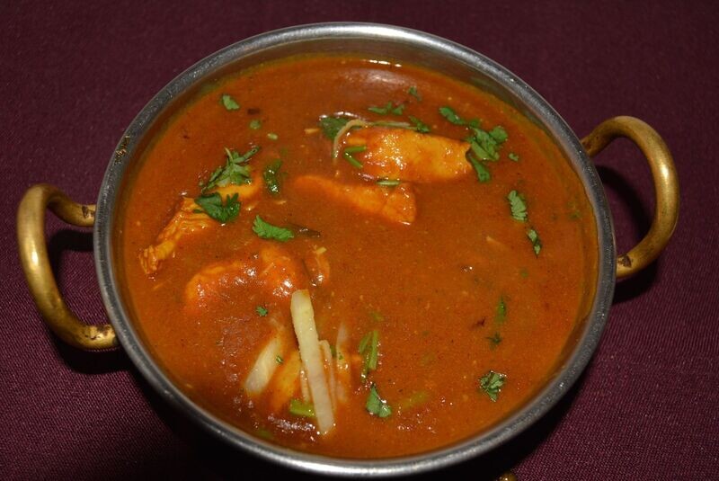 POULET CURRY (Poulet avec une sauce à base de tomate et d'oignon)