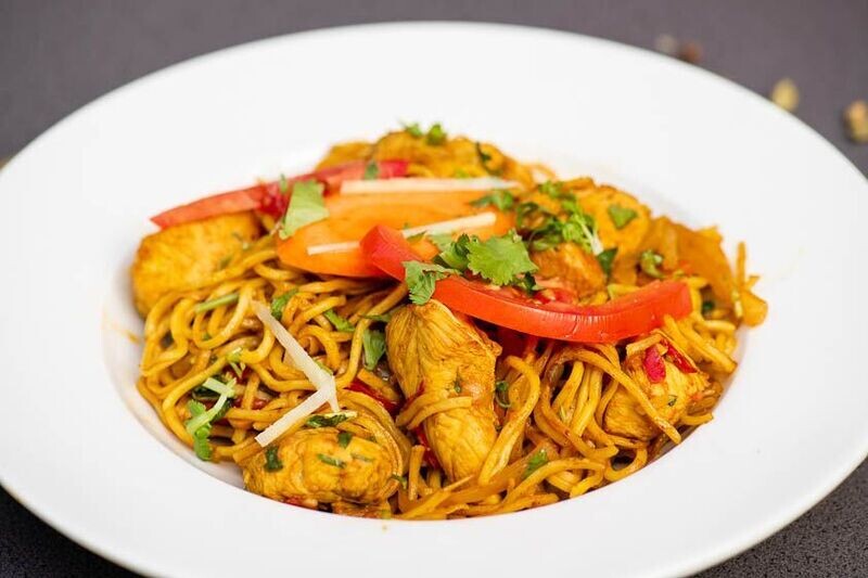 CHAU¬MIN POULET (Nouilles sautées au poulet et aux épices )
