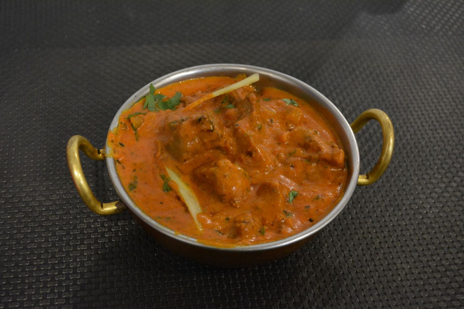AGNEAU TIKKA MASALA (Morceaux d’agneau cuits au tandoor et préparés avec pâte de gingembre, sauce masala et coriandre)