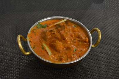 AGNEAU TIKKA MASALA (Morceaux d’agneau cuits au tandoor et préparés avec pâte de gingembre, sauce masala et coriandre)