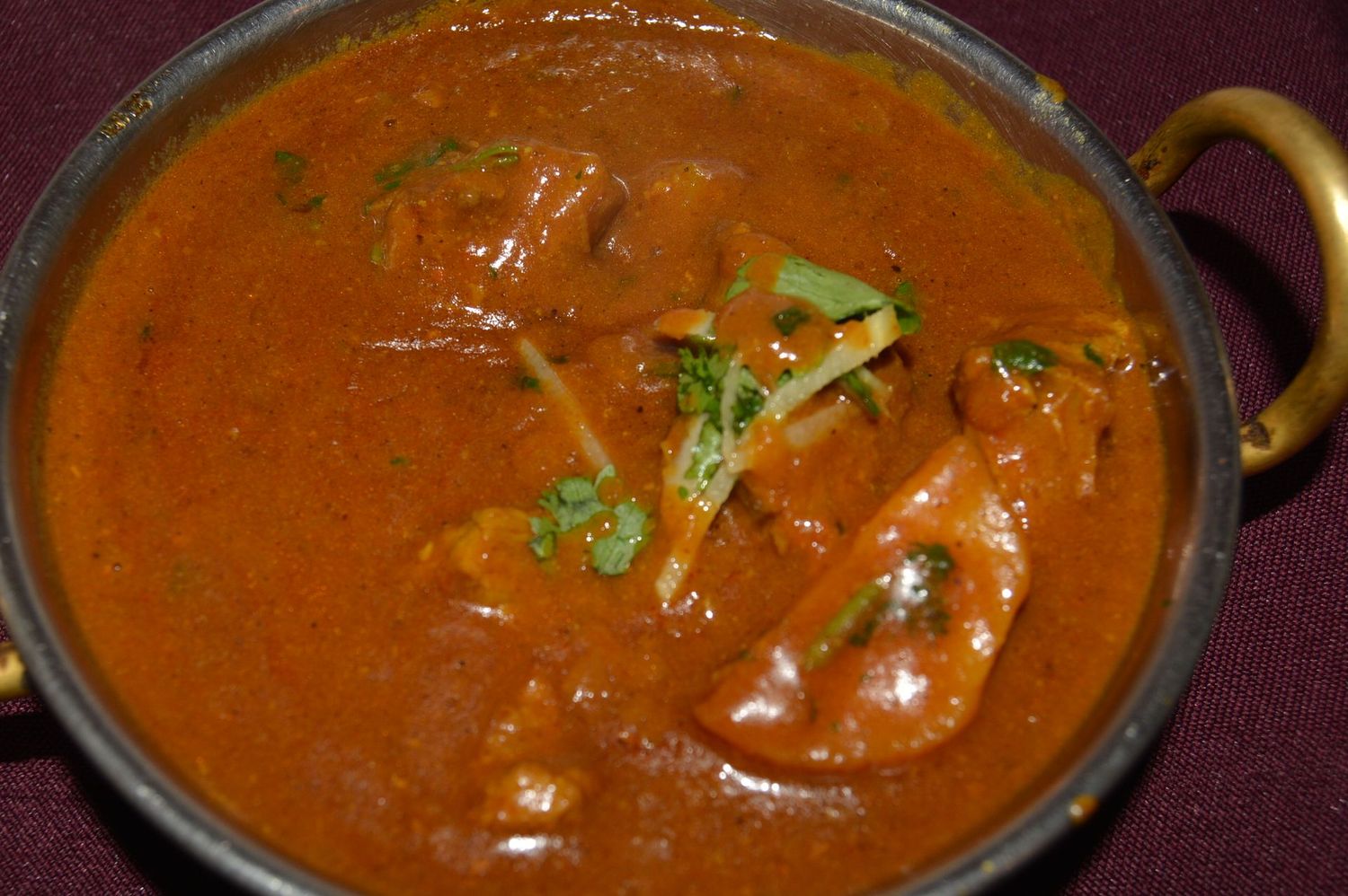 AGNEAU VINDALOO (Morceaux d’agneau aux pommes de terre, cuits dans une sauce curry relevée)