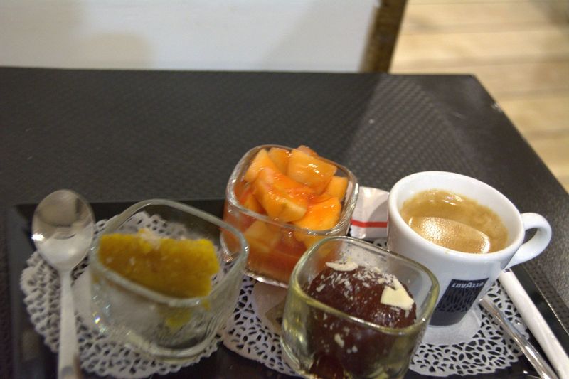 CAFE ROYAL (Café, Gulab jamun , halwa suji, fruits découpés)
