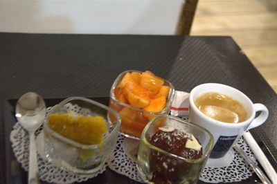 CAFE ROYAL (Café, Gulab jamun , halwa suji, fruits découpés)