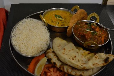 DAL BHAT MASU (Composé de lentilles et une viande au choix, agneau ou poulet, servi avec du riz basmati et naan nature)