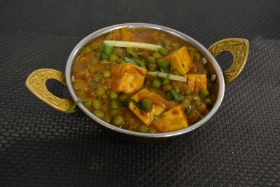 MATTER PANEER (Curry de petits pois et fromage maison)