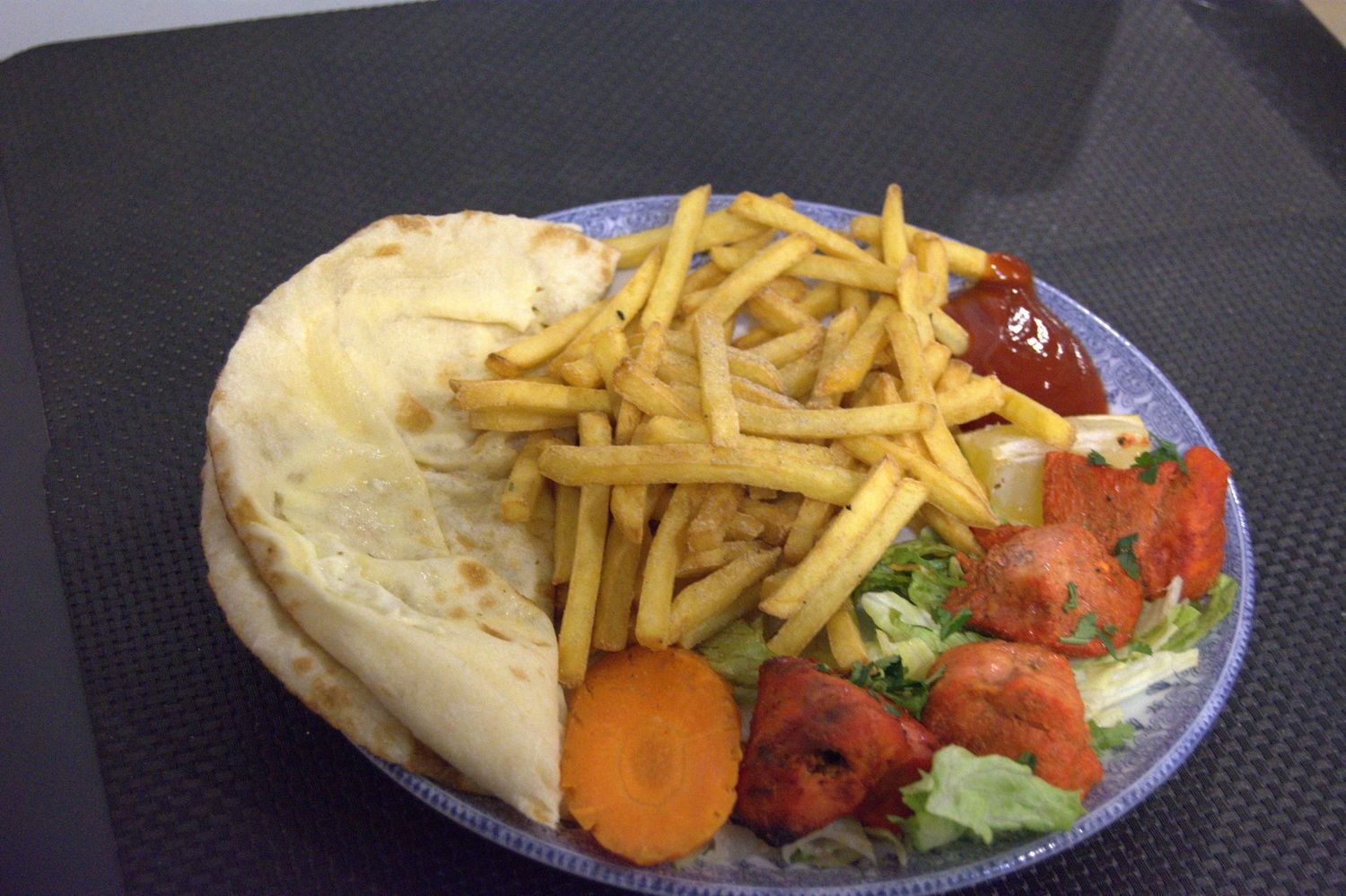 Menu Enfant (Pour les enfants de moins de 12 ans) Poulet Tikka, Naan au Fromage, Riz Basmati, Halwa Suji ou Glace (1 boule au choix)