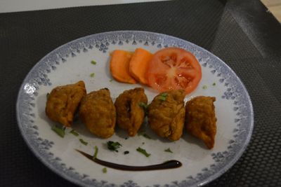 MOMO TAREKO (Raviolis de poulet haché frits)