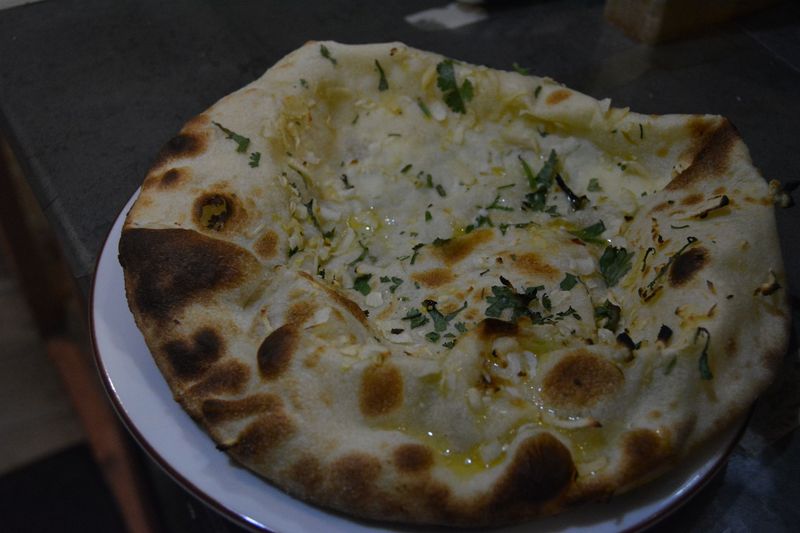 NAAN À L’AIL FROMAGE (pâte levée à l’ail et au fromage)