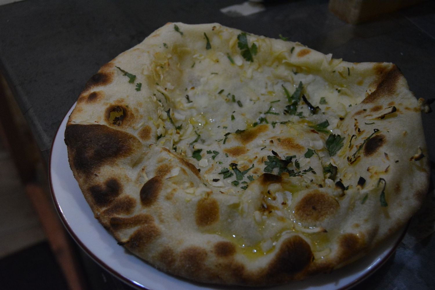 NAAN À L’AIL FROMAGE. (pâte levée à l’ail et au fromage)